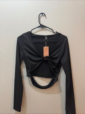 SHEIN Black Long-Sleeve Twist Front Crop Top